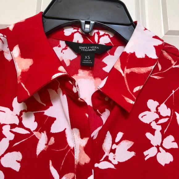 SIMPLE VERA WOMEN'S SIZE X SMALL BLOUSE SLEEVELES RED WITH WHITE FLOWERS - Picture 7 of 8
